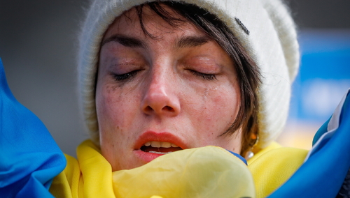 płacząca kobieta w barwach Ukrainy