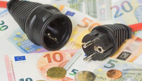 Ceny prądu dla gospodarstw domowych. Polacy i Czesi płacą najwięcej. "S" ostrzega przed ETS2