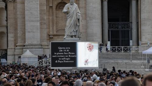 Wierni modlą się na placu św. Piotra w Watykanie za zmarłego papieża Franciszka