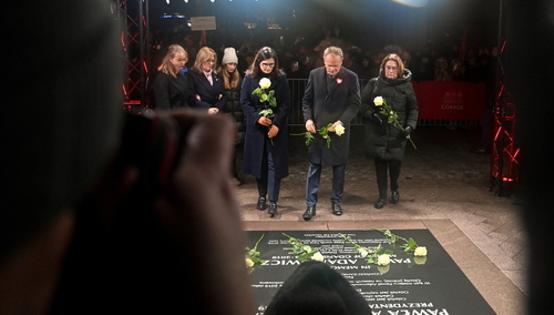 Składanie kwiatów pod tablica pamiątkową