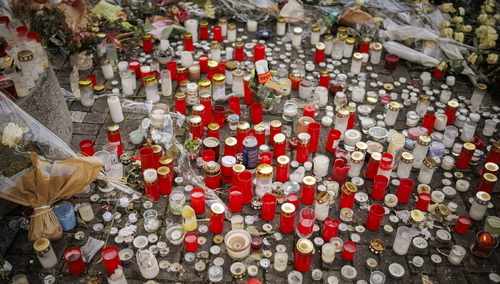 Osoby oddające hołd ofiarom tragedii w Crans-Montana