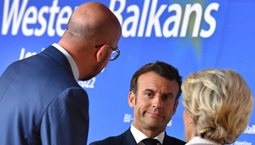 Emmanuel Macron (pośrodku)