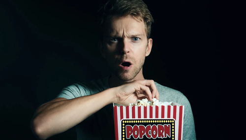Mężczyzna z popkornem. Ilustracja poglądowa