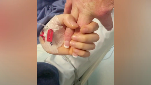 Archie Battersbee ściska rękę matki