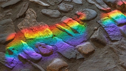 kolory flagi LGBTQ odbite na posadzce