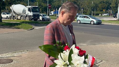 Piotr Duda składa kwiaty przed tablicą Anny Walentynowicz w Gdańsku