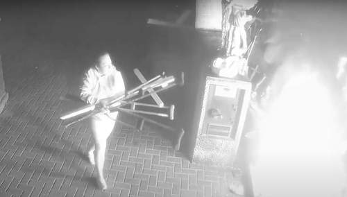 Kamery monitoringu zarejestrowały podpalenie sanktuarium. Zatrzymana dorzuca krzyże do ognia