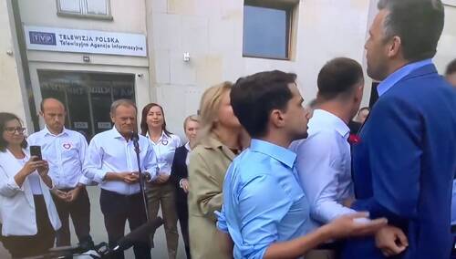 Konferencja Donalda Tuska przed siedzibą TVP