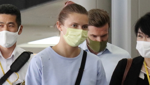 Białoruska lekkoatletka Kryscina Cimanouska wchodzi na do portu lotniczego Narita (Tokio). / PAP/EPA/JIJI PRESS / PAP/EPA/JIJI PRESS