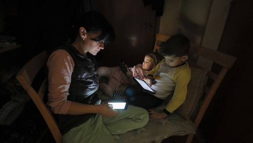 Kijów, matka z dziećmi podczas alarmu przeciwlotniczego