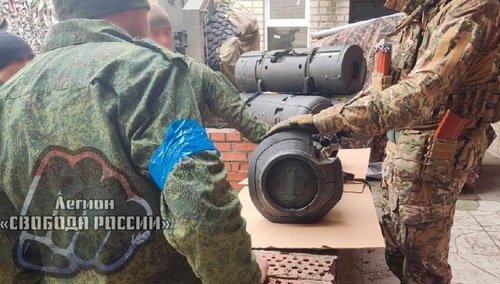 Ukraińscy żołnierze, którzy mają szkolić członków "Legionu Wolności Rosji" z obsługi brytyjskiego systemu przeciwpancernego NLAW