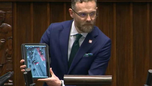 Poseł Zbigniew Bogucki pokazuje parlamentarzystom nagranie z protestu