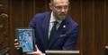 Poseł Zbigniew Bogucki pokazuje parlamentarzystom nagranie z protestu