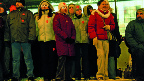 Ludzie z naklejkami WOŚP, zdjęcie podglądowe