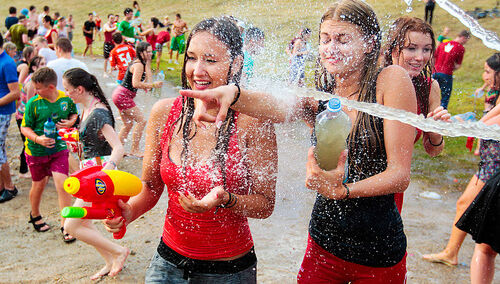 Dziś drugi dzień Święta Zmartwychwstania Pańskiego i śmigus-dyngus. Sprawdź, dlaczego polewamy się wodą