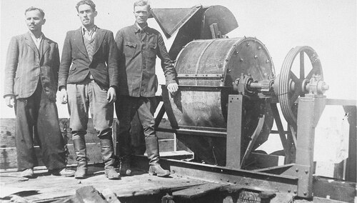 Członkowie Sonderkommando 1005 obok maszyny do kruszenia kości w niemieckim obozie koncentracyjnym Janowska