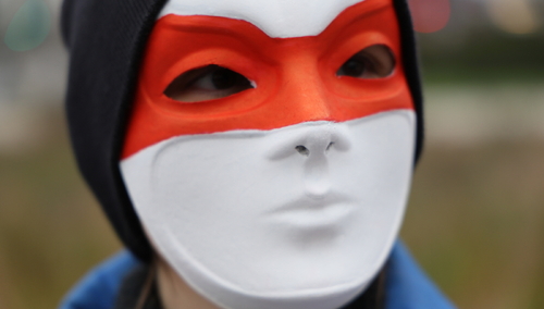 Uczestnik demonstracji Białorusinów sprzeciwiających się fałszerstwom wyborczym w Warszawie