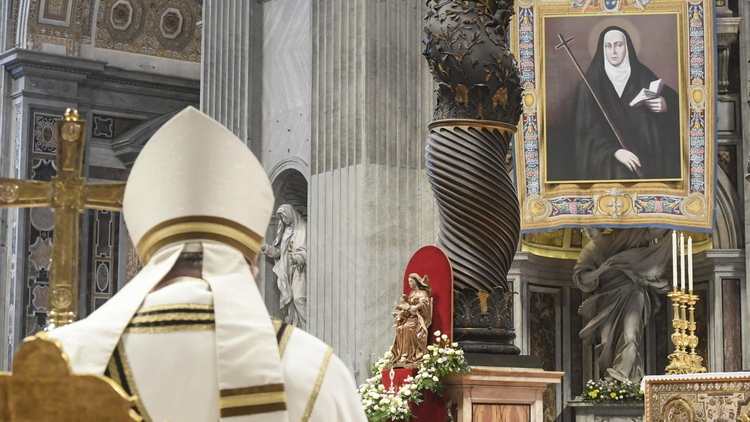 Papież Franciszek ogłaszający nową świętą - Mamę Antulę