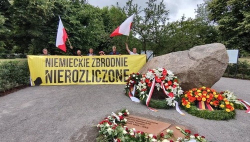 Protest Polaków podczas odsłonięcia "kamienia w Berlinie"