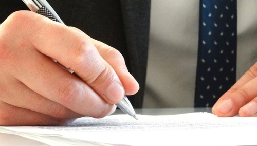 Podpisywanie dokumentów, zdjęcie podglądowe