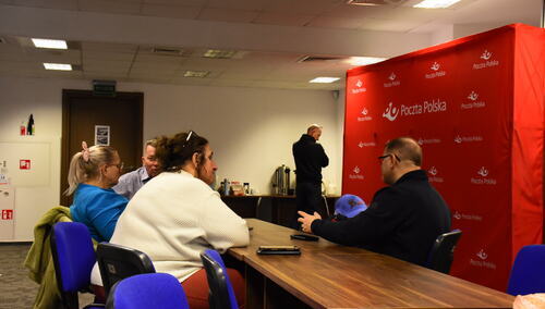 Przedstawiciele związków zawodowych oczekujący na pracodawcę w centrali Poczty Polskiej