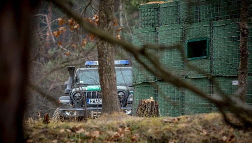 Używali laserów, polski żołnierz raniony w głowę. Kolejne agresywne próby siłowego sforsowania granicy