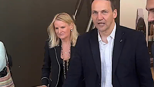 Radosław Sikorski na Lotnisku z Lizbonie