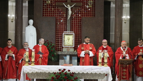 Kard. Kazimierz Nycz i bp Szymon Stułkowski w czasie Mszy św. rocznicowej 