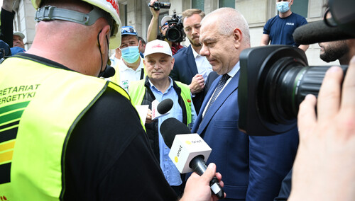 [FOTO] Manifestacja Solidarności w Warszawie: Spotkanie z Sasinem, szef rządu nieobecny. "Nie tędy droga premierze Morawiecki!"
