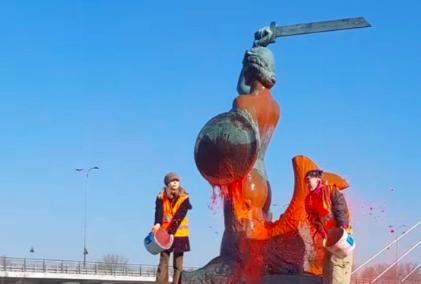 Aktywiści oblali warszawską Syrenkę. Trzaskowski zabrał głos