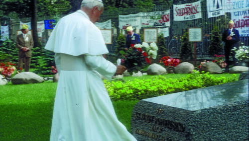 Św. Jan Paweł II odwiedzający grób ks. Jerzego Popiełuszki