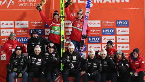 Zakopane, 10.01.2026. Polacy Kacper Tomasiak i Dawid Kubacki zajęli trzecie miejsce w konkursie duetów podczas zawodów Pucharu Świata
