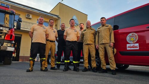 Strażacy pomagają powodzianom