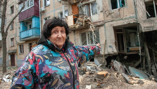 Mieszkanka Charkowa pokazująca zniszczenia wojenne