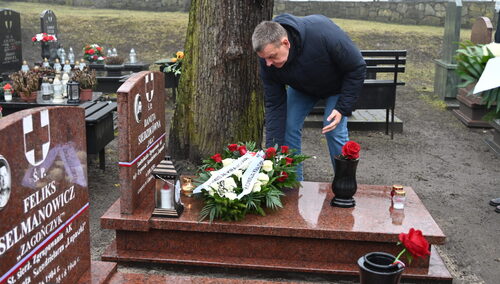 Grzegorz Adamowicz składa kwiaty na grobie Danuty Siedzikówny „Inki” 