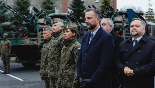 Wicepremier, minister obrony narodowej Władysław Kosiniak-Kamysz, dowódca Garnizonu Bytom - ppłk Magdalena Błaszczak, gen. bryg. Sławomir Kojło, podsekretarz stanu w Ministerstwie Aktywów Państwowych Konrad Gołota i płk Mariusz Czeczko 