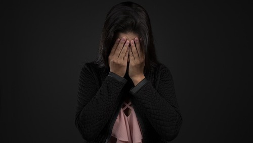 Smutna dziewczynka. Ilustracja poglądowa