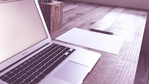 laptop na biurku - zdjęcie ilustracyjne