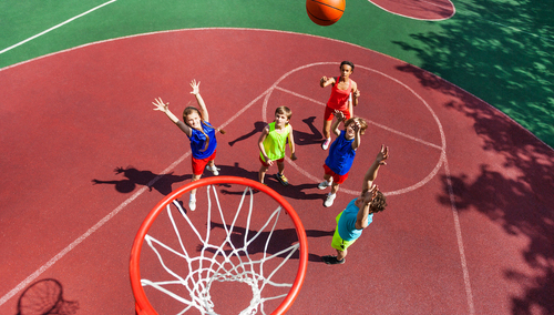 Siatkówka plażowa, koszykówka i piłka nożna, czyli doskonałe aktywności na wakacje. Jak trenować nawet w pojedynkę?