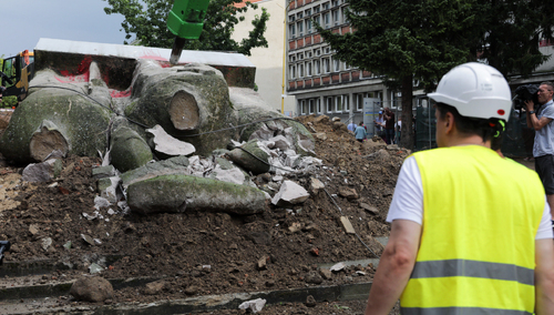 Pomnik w Nowogardzie obalony. „Dość obiektów sowieckiej propagandy w Polsce”