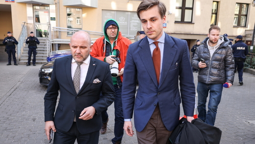 Poseł PiS Mariusz Gosek i pełnomocnik posła PiS Dariusza Mateckiego, mecenas Kacper Stukan przed Sądem Rejonowym dla Warszawy-Mokotowa