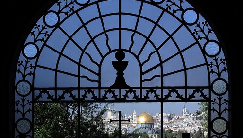 widok z katolickiej kaplicy Dominus Flevit na Wzgorze Swiatynne