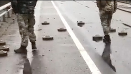 Rozminowywanie trasy między Kijowem a Warszawą. „Ukraiński curling” podbija sieć [WIDEO]