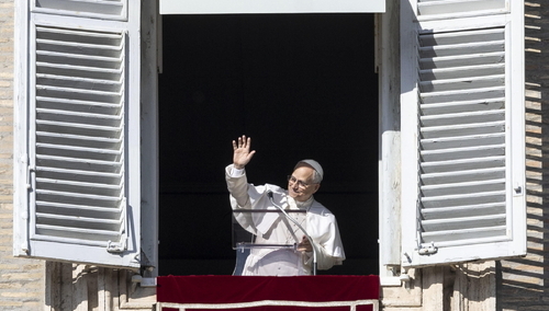 Leon XIV w oknie Pałacu Apostolskiego