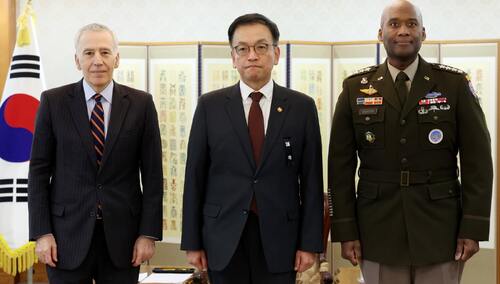 P.o. prezydenta Korei Południowej Czoi Sang Mok oraz amerykański ambasador Philip Goldberg i gen. Xavier Brunson