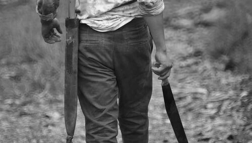 Szokujące sceny w Tarnobrzegu: 81-latek z maczetą groził dzieciom i matce na placu zabaw