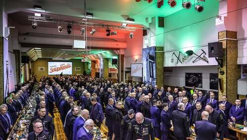 Prezydent Karol NAwrocki na karczmie piwnej