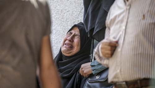 Palestyńska kobieta płacze w czasie pogrzebu krewnych w szpitalu Al-Shifa po ataku izraelskim na Gazę/zdjęcie pogodowe. 