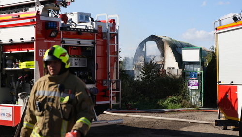 Pożar hali firmy zajmującej się między innymi recyklingiem części samochodowych