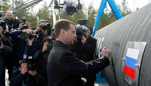 Dmitrij Miedwiediew przy rurze gazociągu Nord Stream